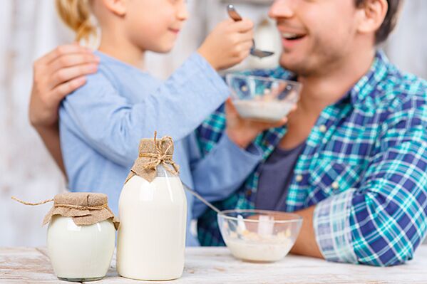 Dieta vyžaduje přípravu těla postupným přidáváním kefíru do jídelníčku