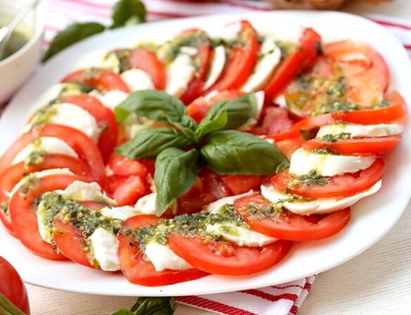 Caprese je vynikající předkrm pro ty, kteří dodržují středomořskou dietu.