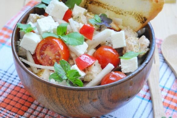 Cereální salát s rýží basmati pro ty, kteří chtějí zhubnout na středomořské dietě