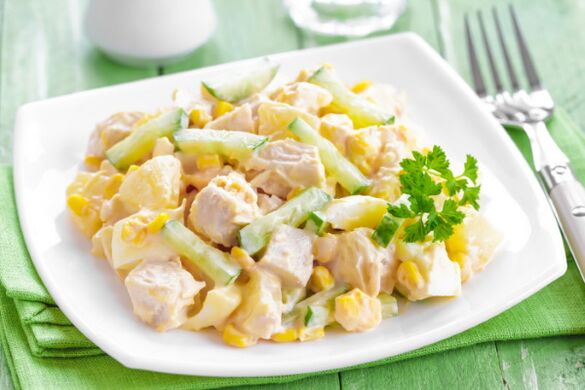 Letní salát - lehké a neobvyklé jídlo na středomořské dietní nabídce