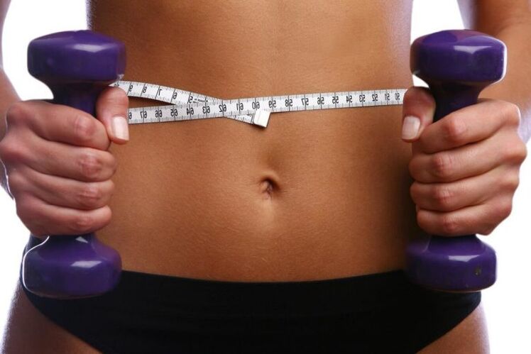 Fitness činky v rukou fit dívky